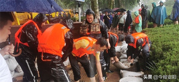 安陽(yáng)益和熱力集團(tuán)30人搶險(xiǎn)隊(duì)逆流而上，奮戰(zhàn)在抗洪一線(xiàn)